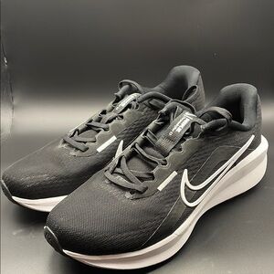 LIKE NEW Nike Men's Black and White Downshifter 13 Athletic Shoes